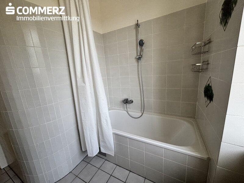 Bad mit Badewanne
