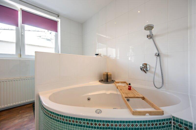Bad mit Dusche, Wanne und WC
