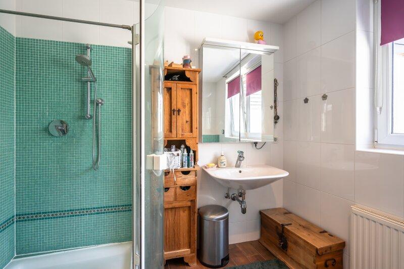 Bad mit Dusche, Wanne und WC