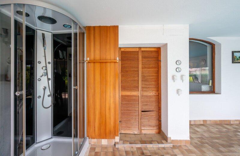 Indoorpool Bereich mit Dusche