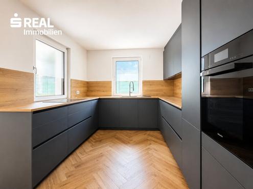 Haus-im-Haus-Gefühl: Exklusive 5 Zimmer-Maisonette mit Garten, hochwertiger Küche, tischler Einbaumöbeln und 3 Stellplätzen - provisionsfrei