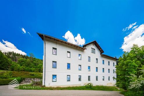 Sanierungsbed�rftiges Wohnhaus mit 24 Wohneinheiten in Hanglage