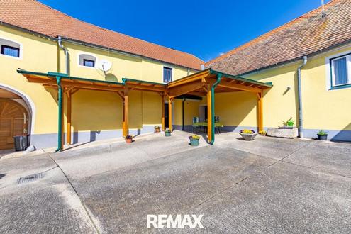 WOHNEN UND ARBEITEN UNTER EINEM DACH mit G�stehaus,  Hallen und uneinsehbarem Innenhof in Obernalb!