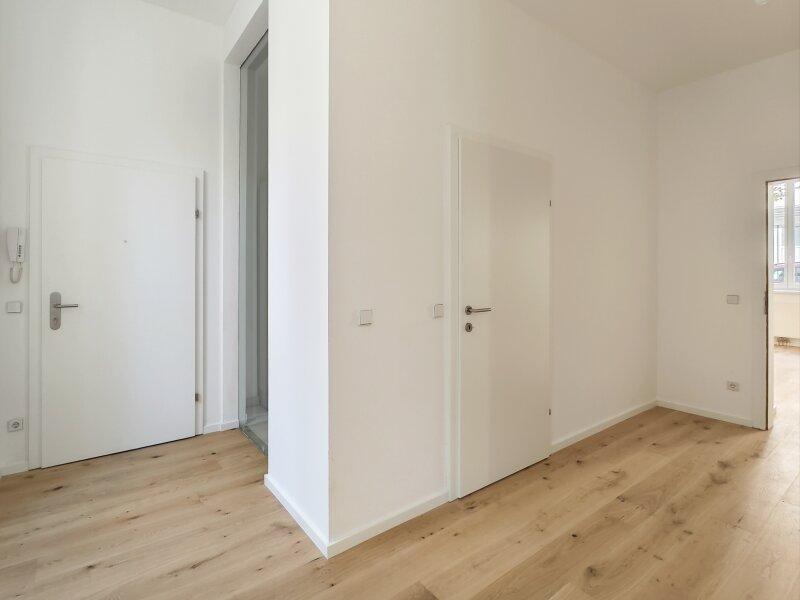 Vorraum mit Blick zur separaten K�che und ins Wohn-/Esszimme