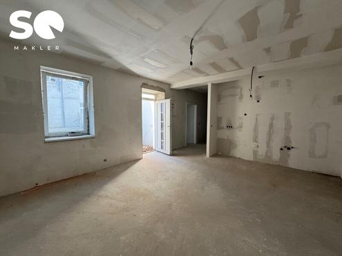 #SQ - INNENHOFRUHELAGE! SANIERUNGSBED�RFTIGE WOHNUNG MIT AUSSENFL�CHE
