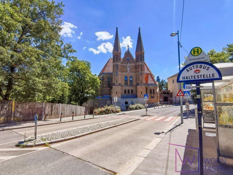 Busstation 53A in Gehweite.