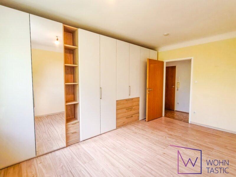 Schlafzimmer mit Einbauschrank.