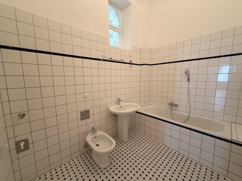 Bad mit Wanne