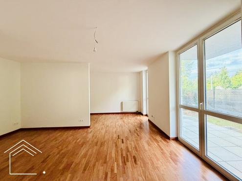 Sanierte, barrierefreie Wohnung mit kleinem Garten und Garage
