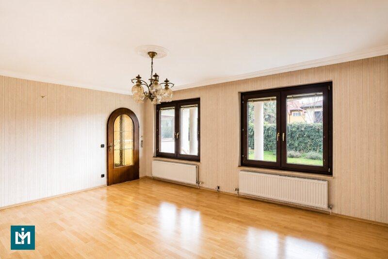 Wohnzimmer (W) UG.