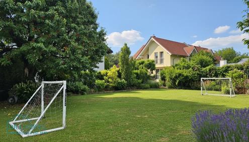 DOPPELHAUSH�LFTE MIT GROSSEM GARTEN