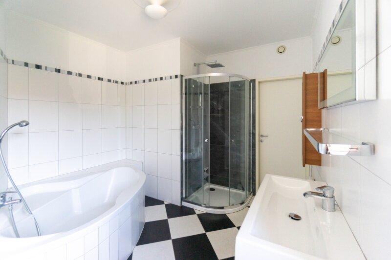Badezimmer mit Dusche