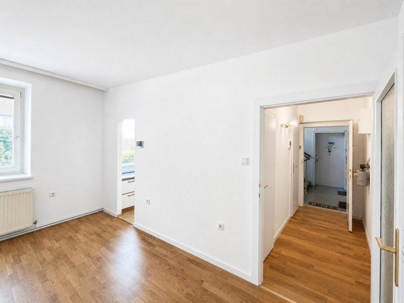 Wohn-/Esszimmer mit Blick in den Vorraum