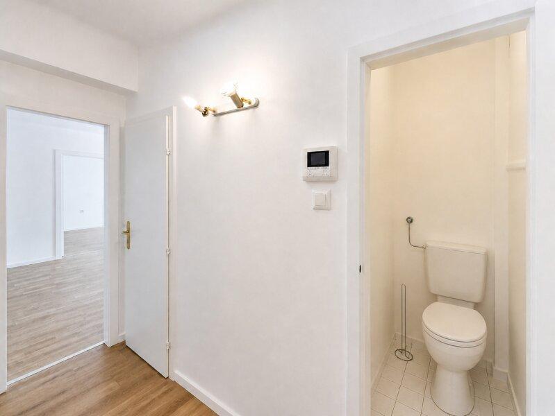 Vorzimmer mit Blick ins separate WC