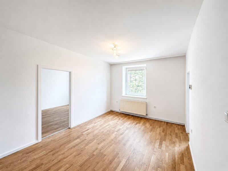 Wohn-/Esszimmer mit Blick ins Schlafzimmer