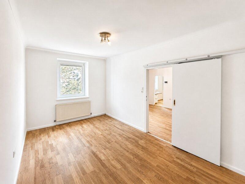 Schlafzimmer mit Blick ins Wohn-/Esszimmer
