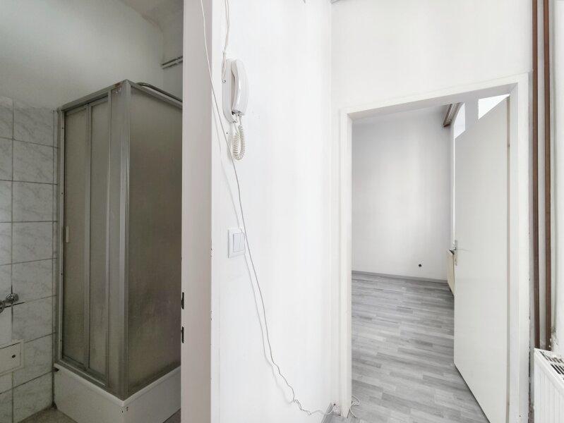 Vorraum mit Blick ins Badezimmer und Wohn-/Esszimmer