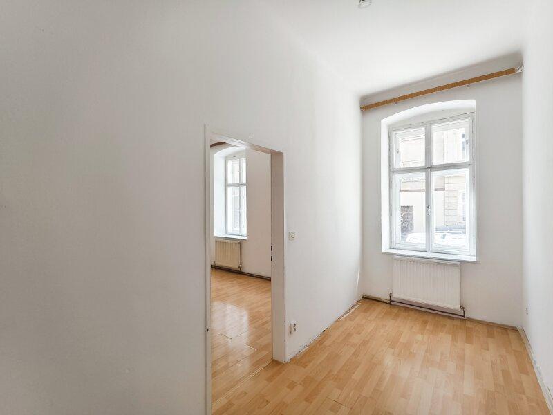 Kabinett mit Blick ins Schlafzimmer