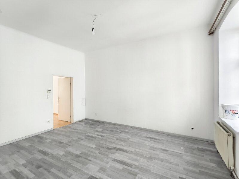 Wohn-/Esszimmer mit Blick ins Kabinett