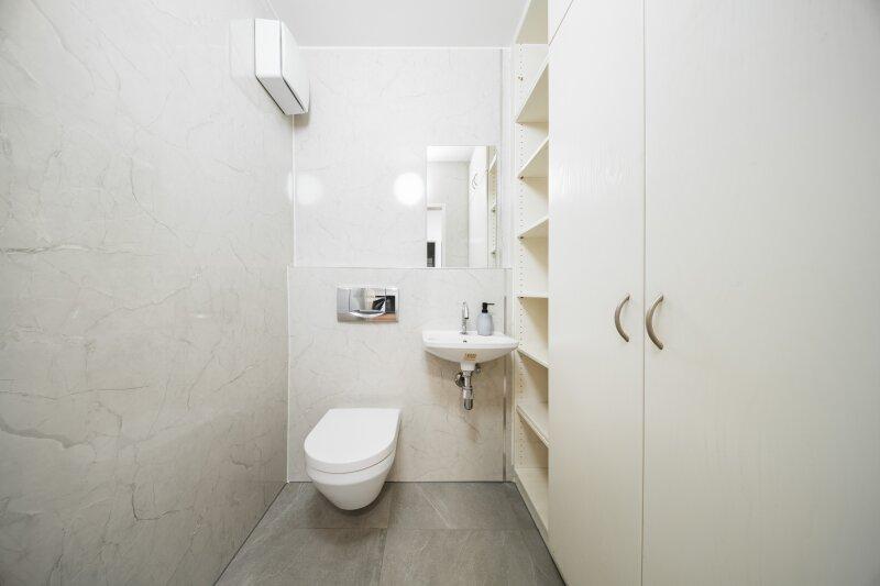 separates WC mit Handwaschbecken