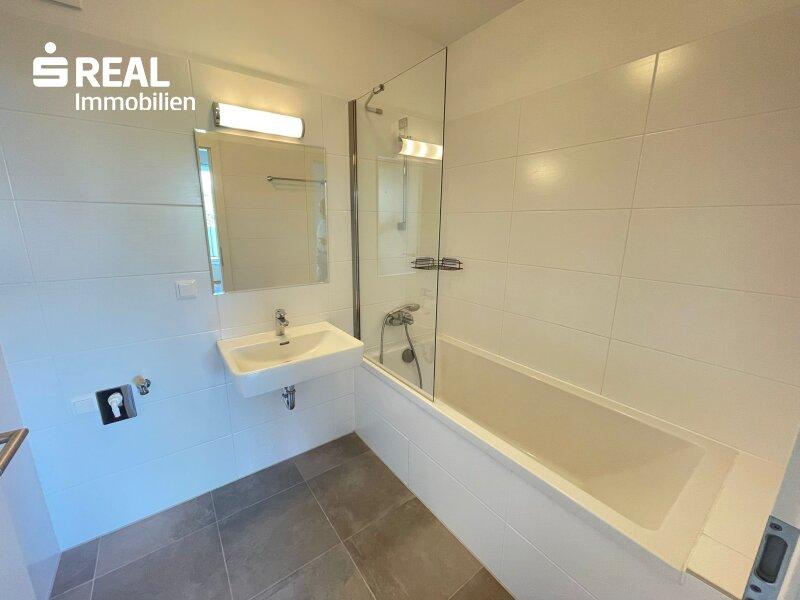 Bad mit Wanne & Waschmaschinenanschluss