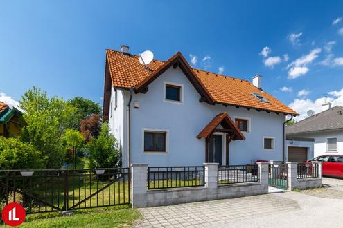 Familienhaus in Gramatneusiedl welches viel Platz bietet, Garten und Pool
