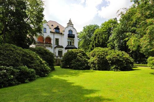 Traumhafte Villa und gro�z�giges Baugrundst�ck mit Zinshausprojekt!