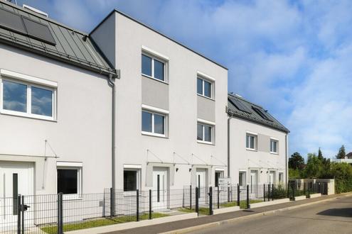 Hochwertiges Reihenhaus (Ziegelmassivbau) mit 4,5 Zimmern, Eigengarten, Dachterrasse, Keller u. Garagenplatz, provisionsfrei!