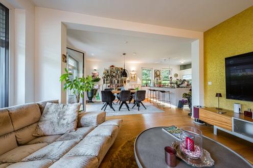 Exklusive 3-Zimmer-Wohnung mit gro�z�gigem Balkon und 2 Carport-Stellpl�tzen