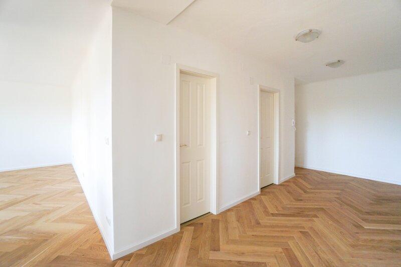 Vorraum / T�re links: WC, rechts: Bad