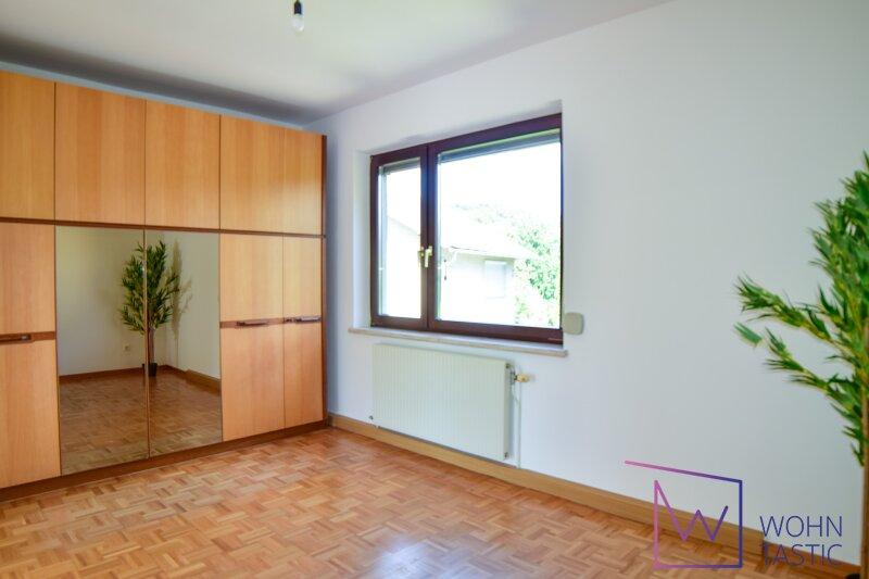 Zimmer 2 mit praktischem Einbauschrank.