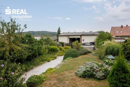 Einmalig attraktives Wohnhaus mit Traumgarten, Pool, Garagenplätzen und großen Nebengebäuden