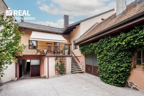 Einmalig attraktives Wohnhaus mit Traumgarten, Pool, Garagenpl�tzen und gro�en Nebengeb�uden