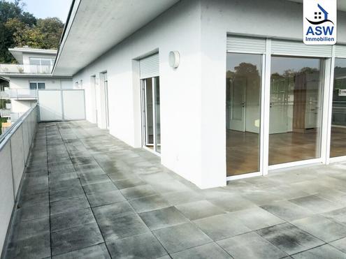 Erstklassige 3-Zimmerwohnung mit ca. 80 m2 Dachterrasse in zentraler Lage -  befristet vermietet