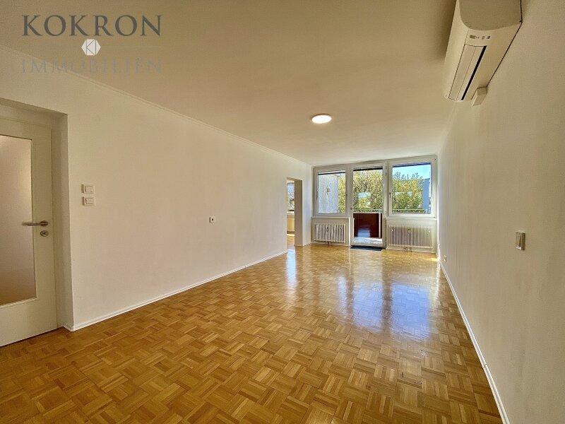Klimatisiertes Wohnzimmer mit Zugang zu Esszimmer und Balkon