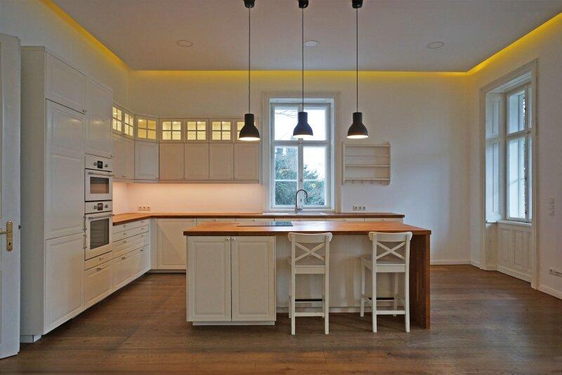 K�che im Landhausstil mit Kochinsel