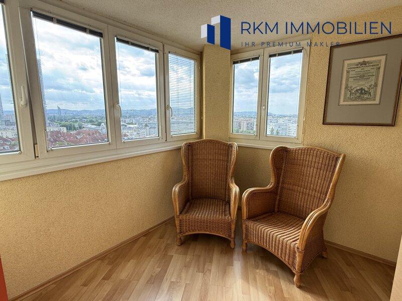Sonnige Loggia mit sch�nem Ausblick