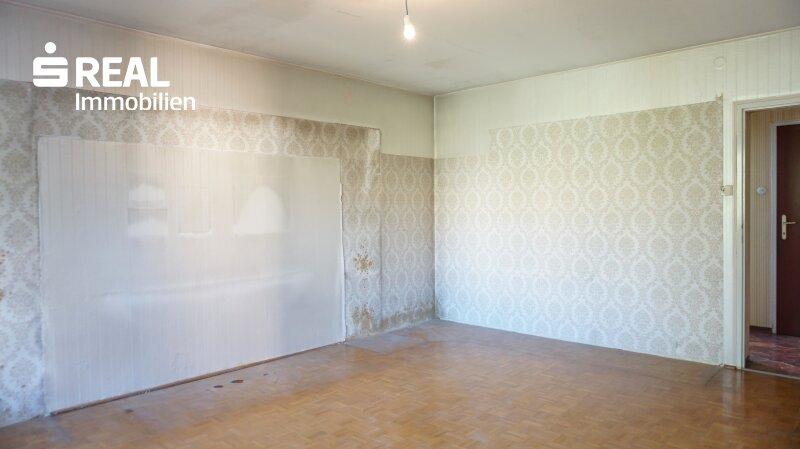 ger�umiges Wohnzimmer