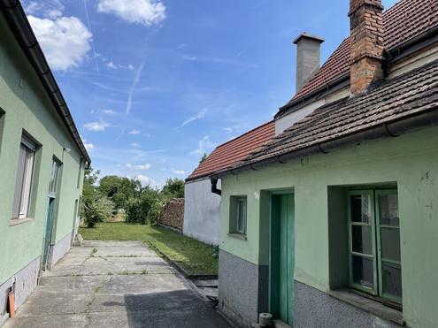 WOHNHAUS MIT 2 WOHNEINHEITEN UND GROSSEM GARTEN, SCHUPPEN UND NEBENGEBÄUDE - RUHELAGE
