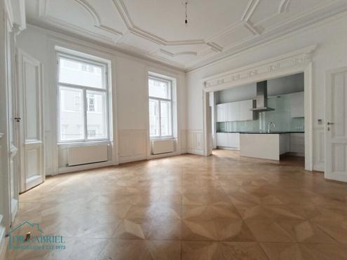 REPR�SENTATIVE ALTBAUETAGE MIT KLEINEM BALKON