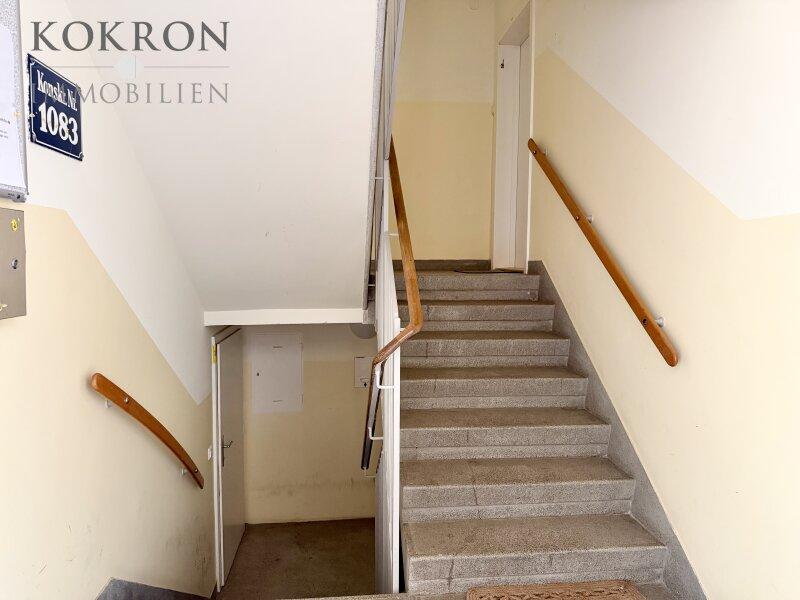 Wenige Stufen zur Wohnung hinauf (oder hinunter bei Lift-Ver