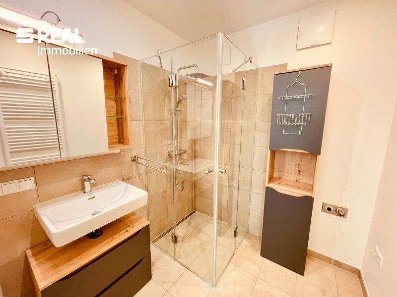 Bad mit Dusche & Waschmaschinenanschluss