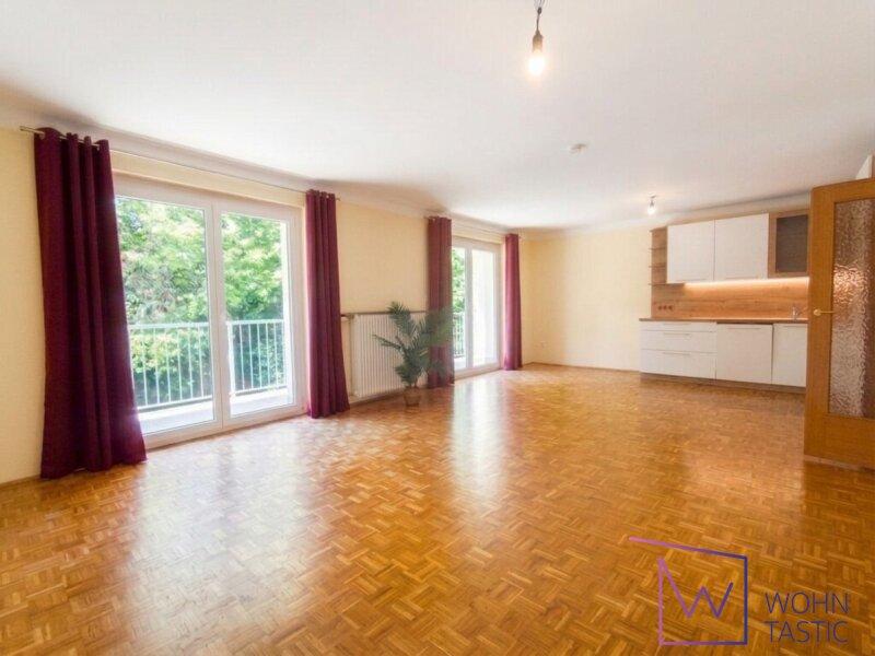 Gro�e Fensterfl�chen verbinden den Wohnraum mit der Natur
