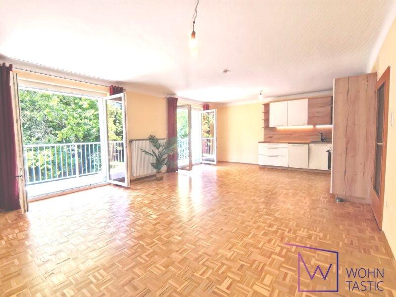 Gro�e Fensterfl�chen verbinden den Wohnraum mit der Natur