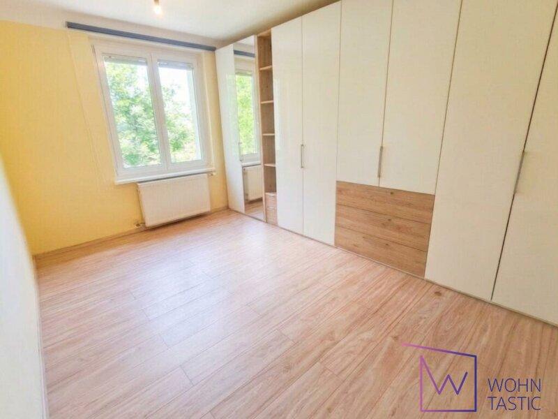 Zimmer 2 mit gro�em Einbauschrank