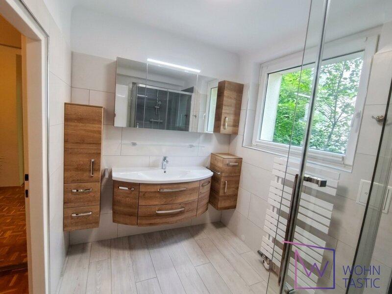 Modernes Bad mit gro�em Fenster