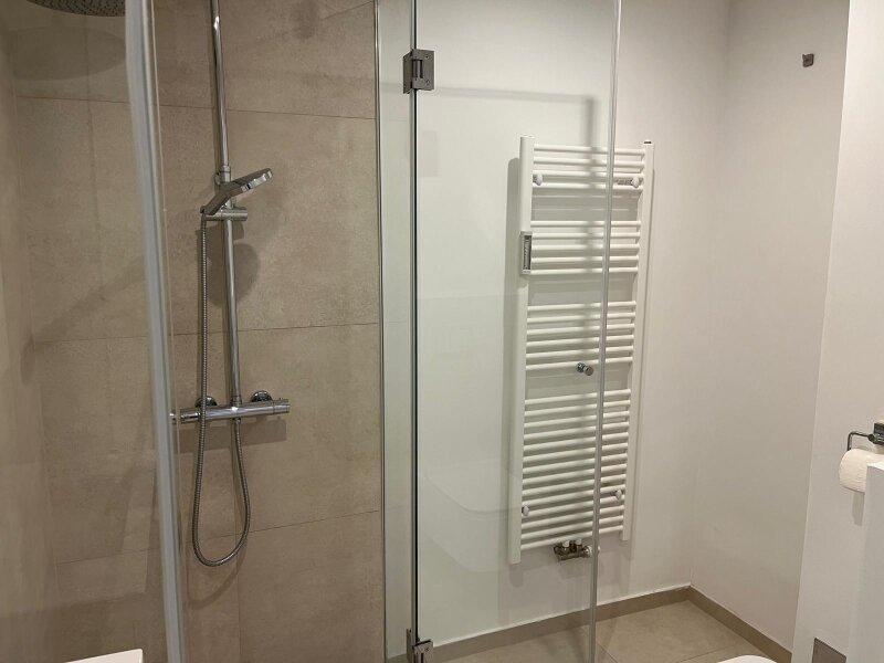 Bad mit Dusche und WC