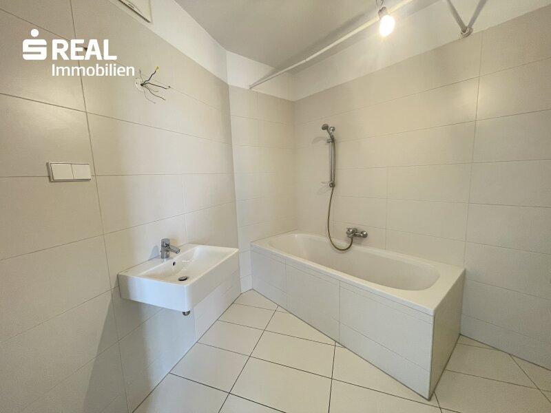 Bad mit Wanne & Waschmaschinenanschluss