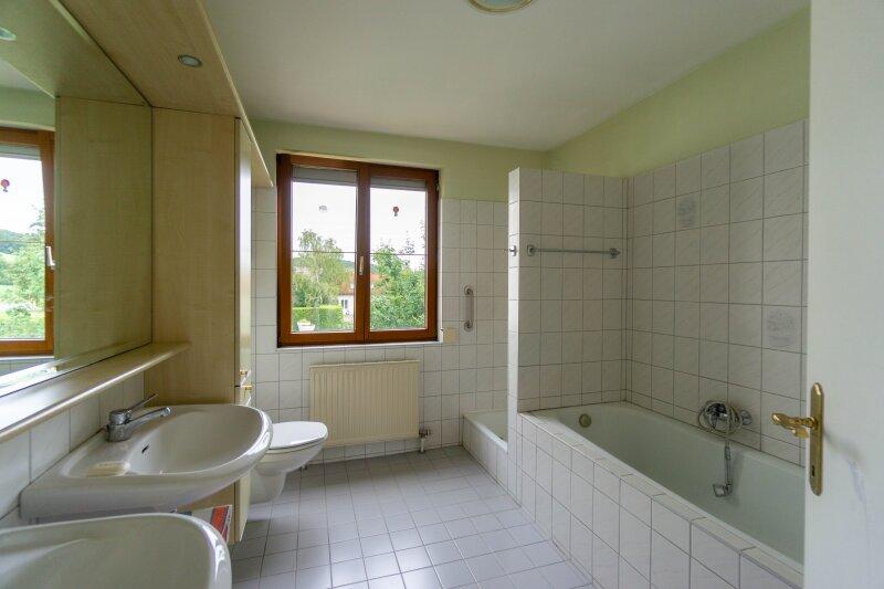 Badezimmer mit Wanne, Dusche und WC