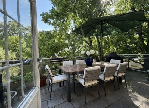 Einzigartige Villenwohnung mit Hauscharakter im Cottageviertel - mit zwei Garagenpl�tzen